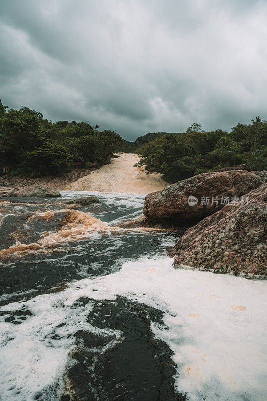 Ribeirão do Meio瀑布在Lençois附近的Chapada Diamantina在巴西巴伊亚